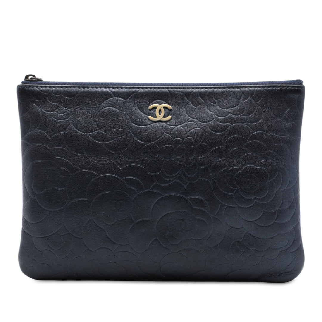 CC embossé Camellia O Étui Pochette Moyen Cuir d'agneau Bleu