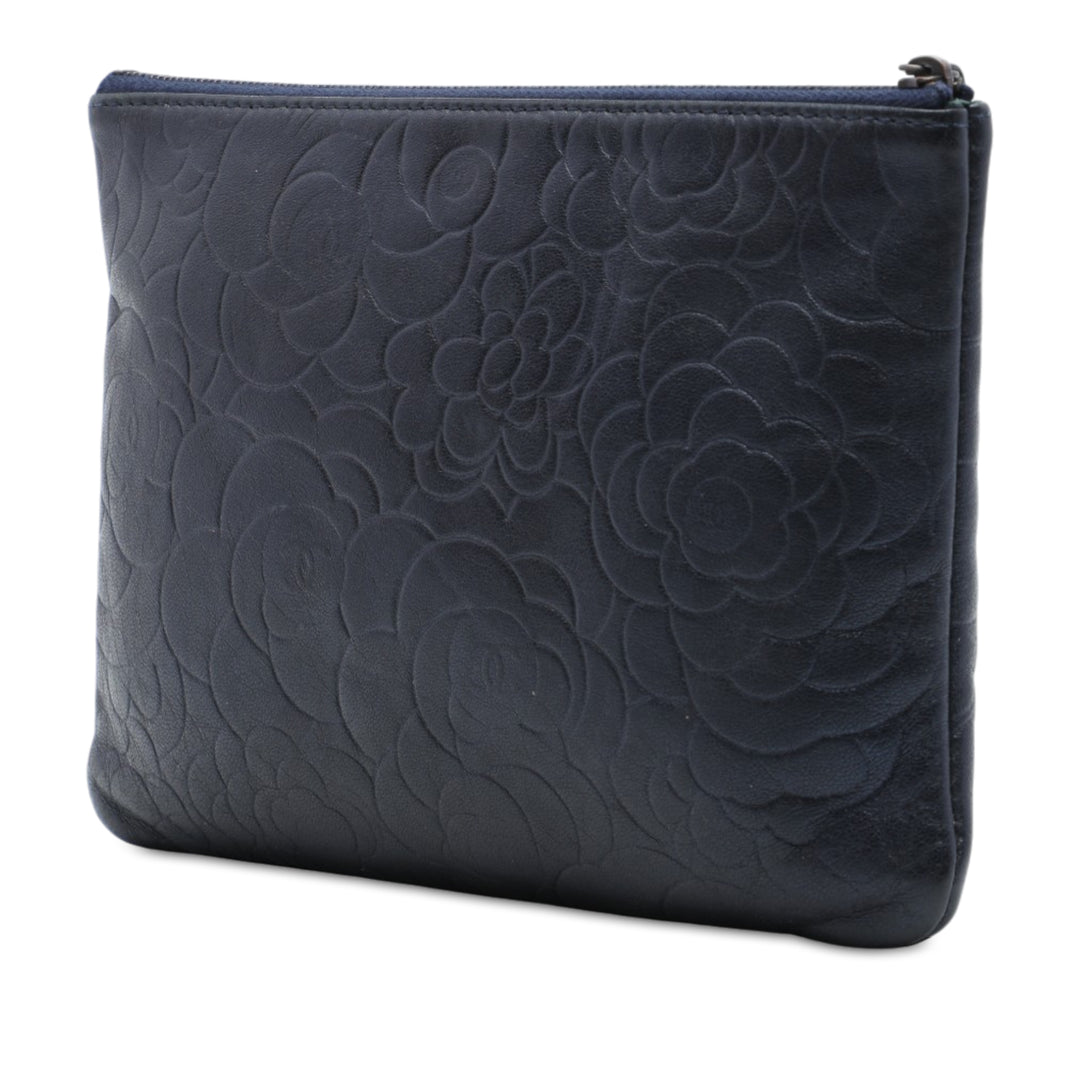 CC embossé Camellia O Étui Pochette Moyen Cuir d'agneau Bleu