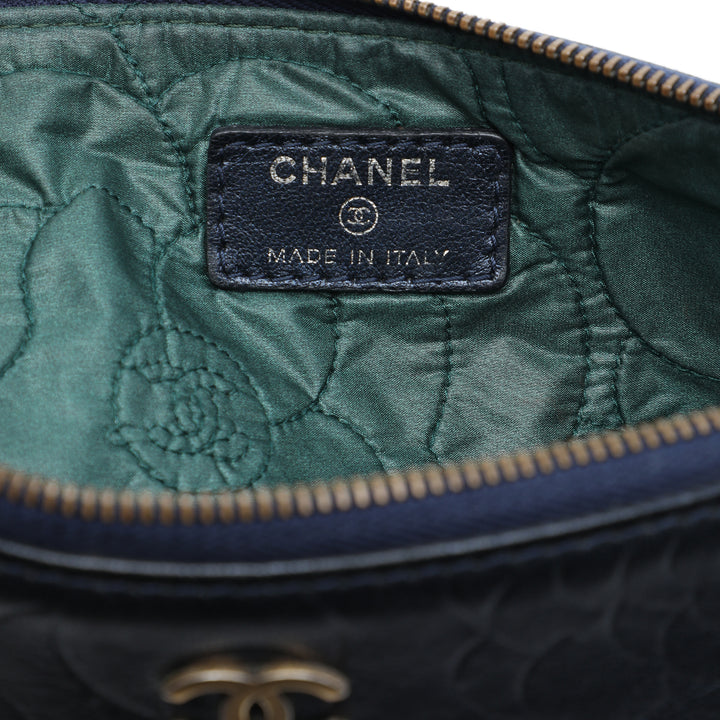 CC embossé Camellia O Étui Pochette Moyen Cuir d'agneau Bleu