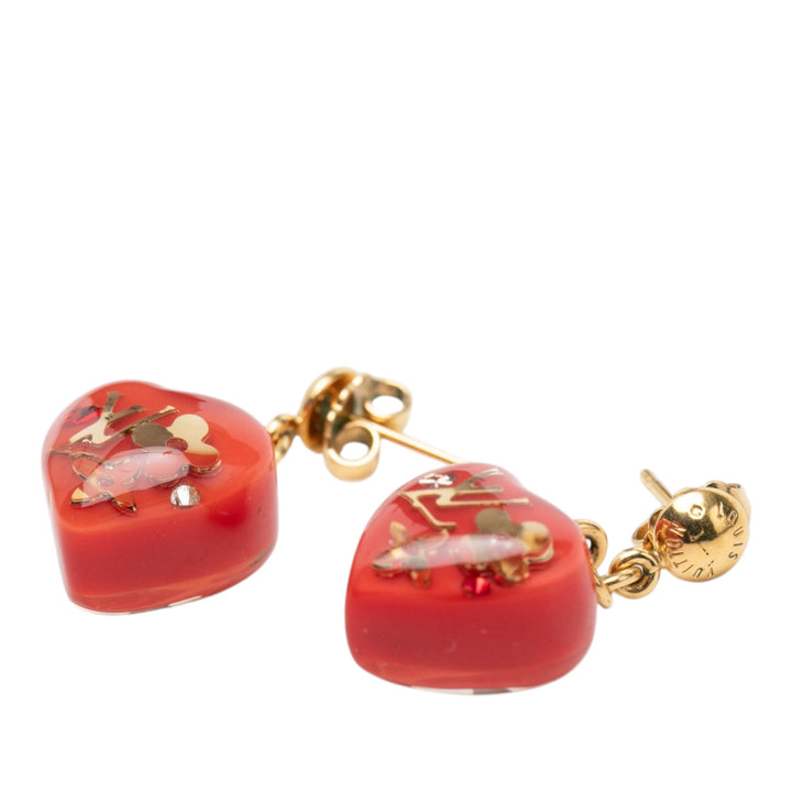 Louis Vuitton Boucles d'oreilles Resin Inclusion Heart pendantes fermoir poussette Monogram plaqué or Rouge – vue 3 – GABY PA