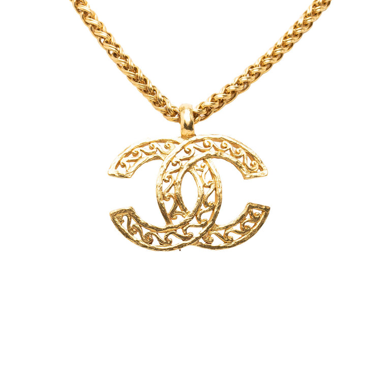 Chanel Collier CC Filigree Pendant plaqué or – vue 2 – GABY PARIS