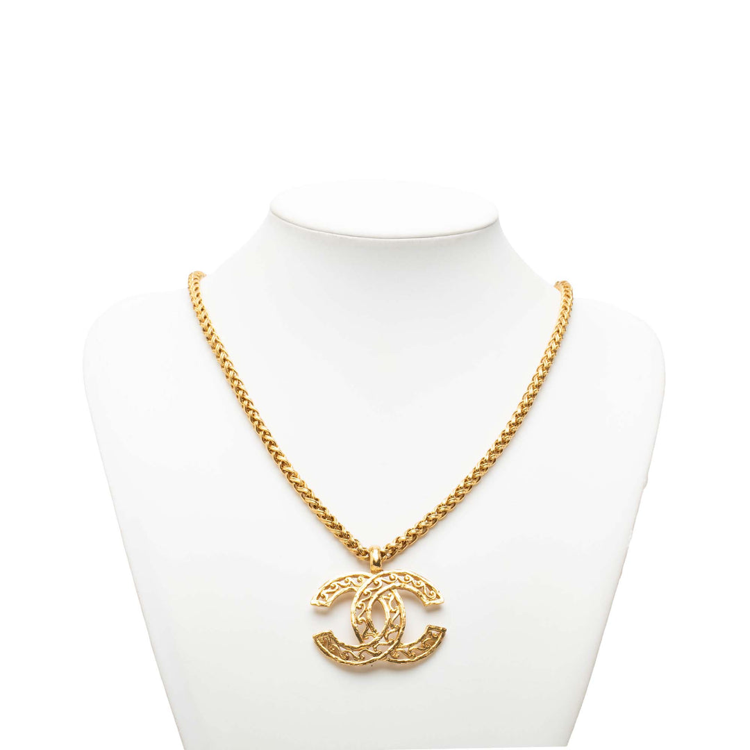 Chanel Collier CC Filigree Pendant plaqué or – vue 6 – GABY PARIS