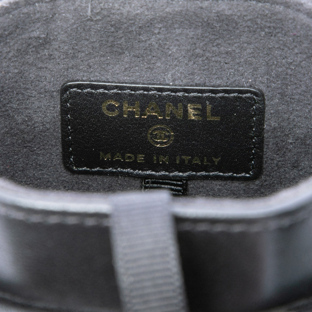 Chanel CC Matelassé et clouté Sac rond à chaîne Étui téléphone Cuir d'agneau