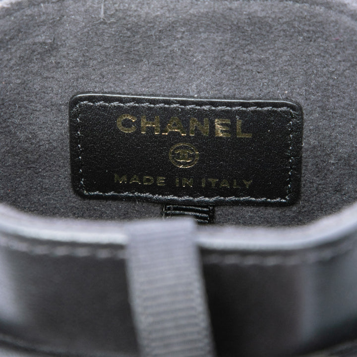 Chanel CC Matelassé et clouté Sac rond à chaîne Étui téléphone Cuir d'agneau