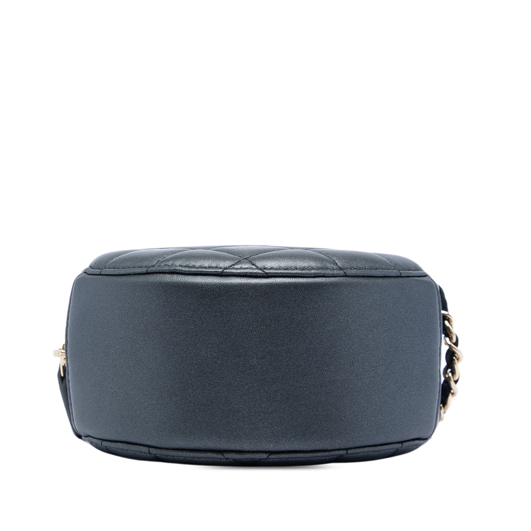Chanel CC Matelassé Iridescent Cuir d’agneau Perle Rond Pochette avec chaîne