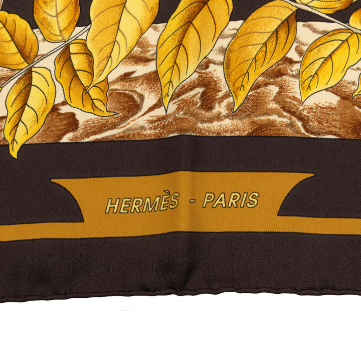 Hermès Casse Noisette Foulard 90 Marron – vue 4 – GABY PARIS