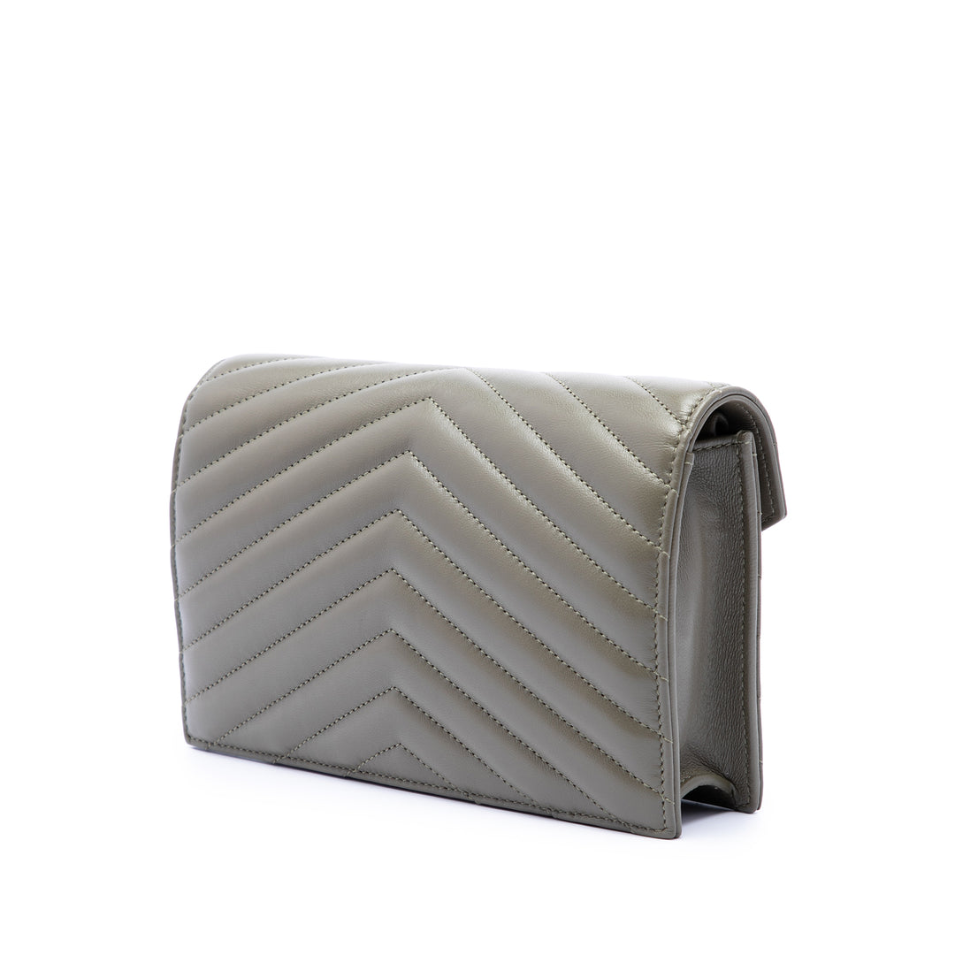 Saint Laurent Chevron Cuir d’agneau Monogram Envelope Chain Portefeuille