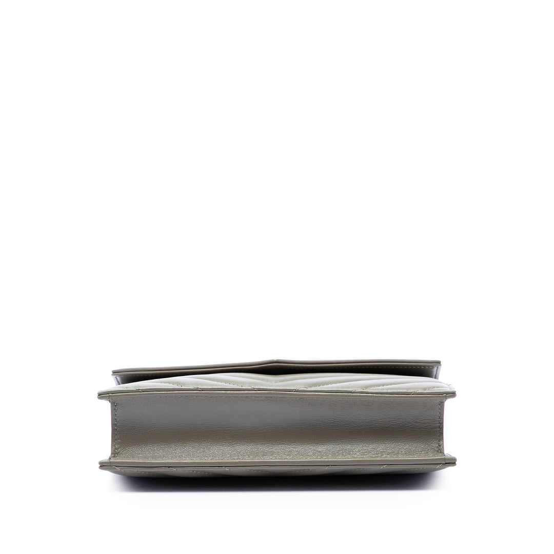 Saint Laurent Chevron Cuir d’agneau Monogram Envelope Chain Portefeuille