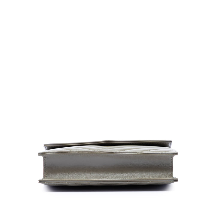 Saint Laurent Chevron Cuir d’agneau Monogram Envelope Chain Portefeuille
