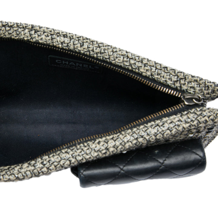 Chanel Monochrome Orné Mineral Nights Pochette Wristlet Tweed Noir – vue 4 – GABY PARIS