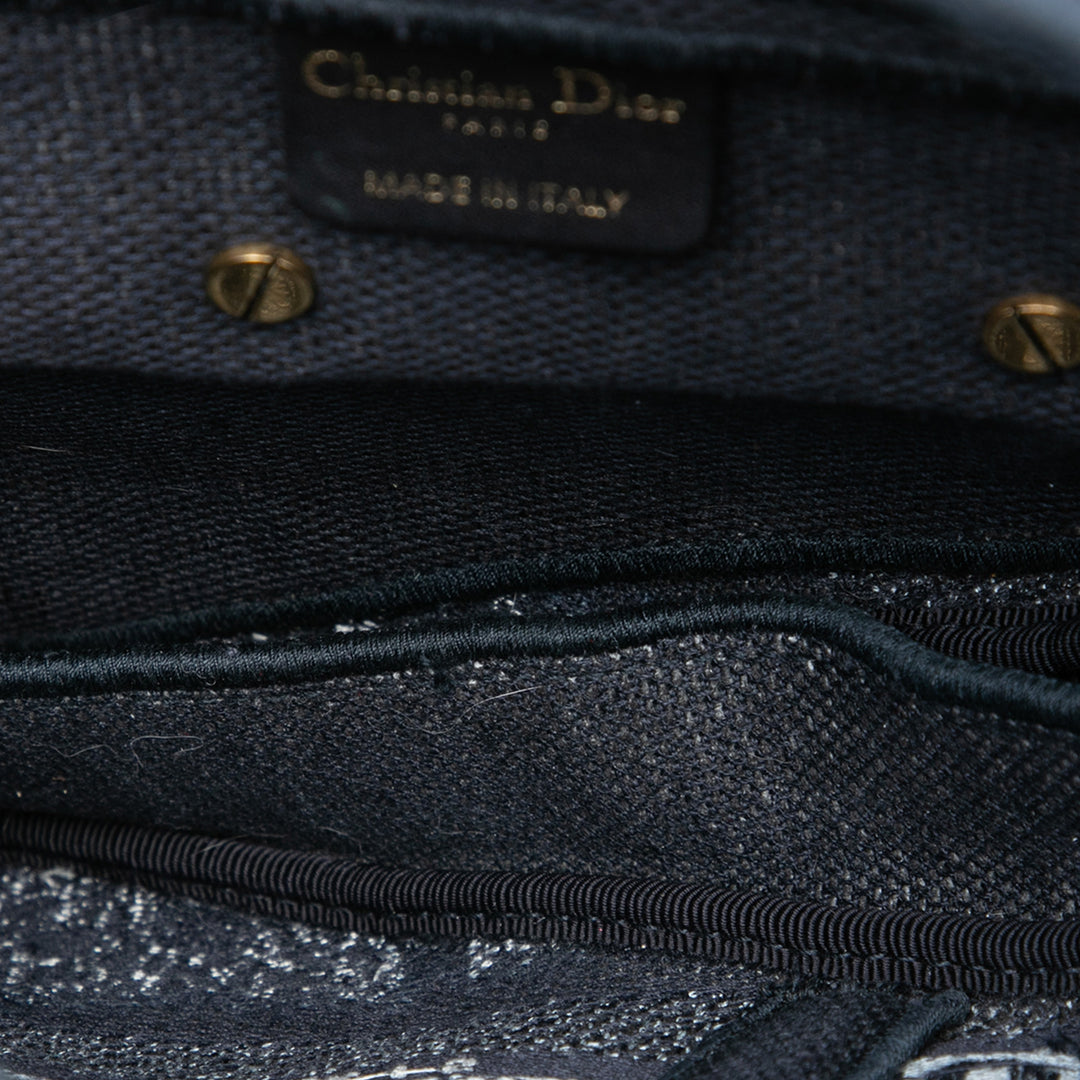 Dior brodé Tie Dye Saddle Sac Bleu – vue 4 – GABY PARIS