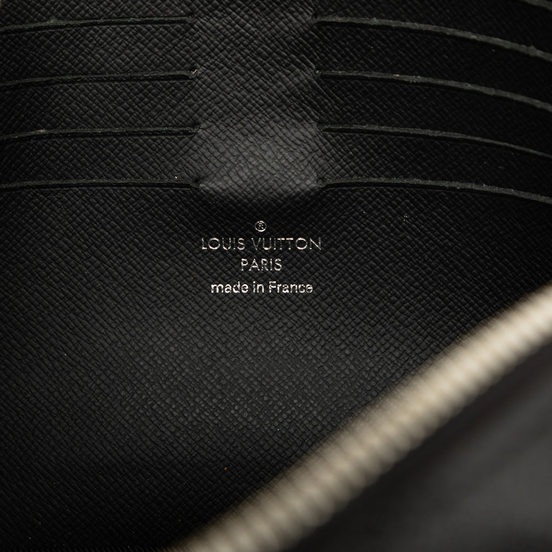 Louis Vuitton Pochette Taiga Kasai Noir – vue 5 – GABY PARIS