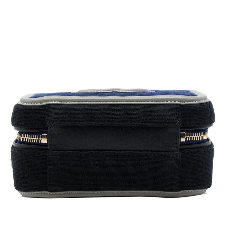 Chanel Tricolore Jersey CC Filigree Vanity Petit Bleu – vue 3 – GABY PARIS