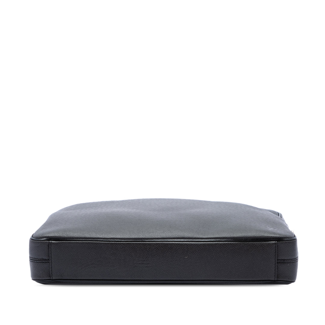 Louis Vuitton Taiga Porte Documents Business PM Noir – vue 3 – GABY PARIS