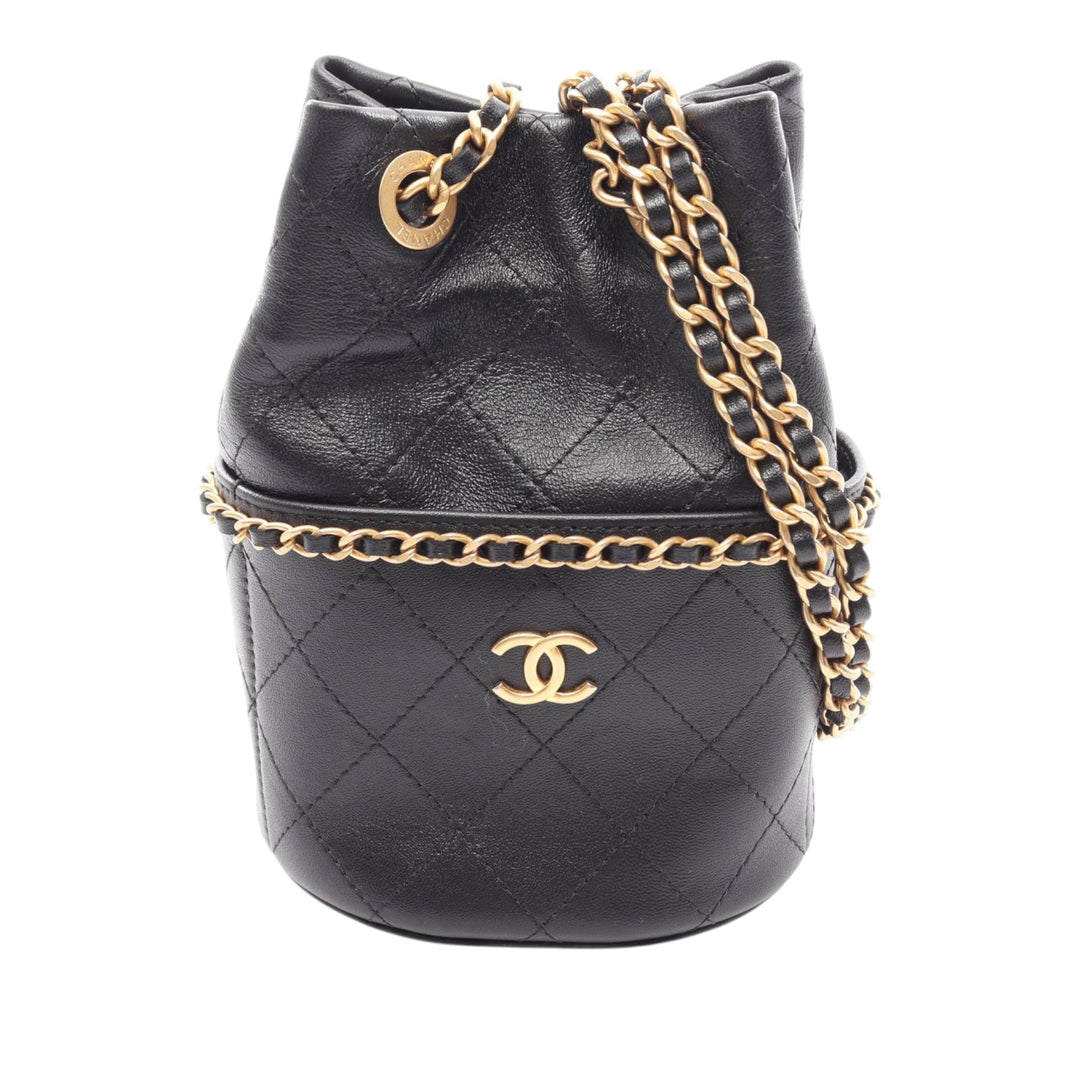 Chanel CC Matelassé Sac seau Petit Cuir d'agneau Noir – vue principale – GABY PARIS