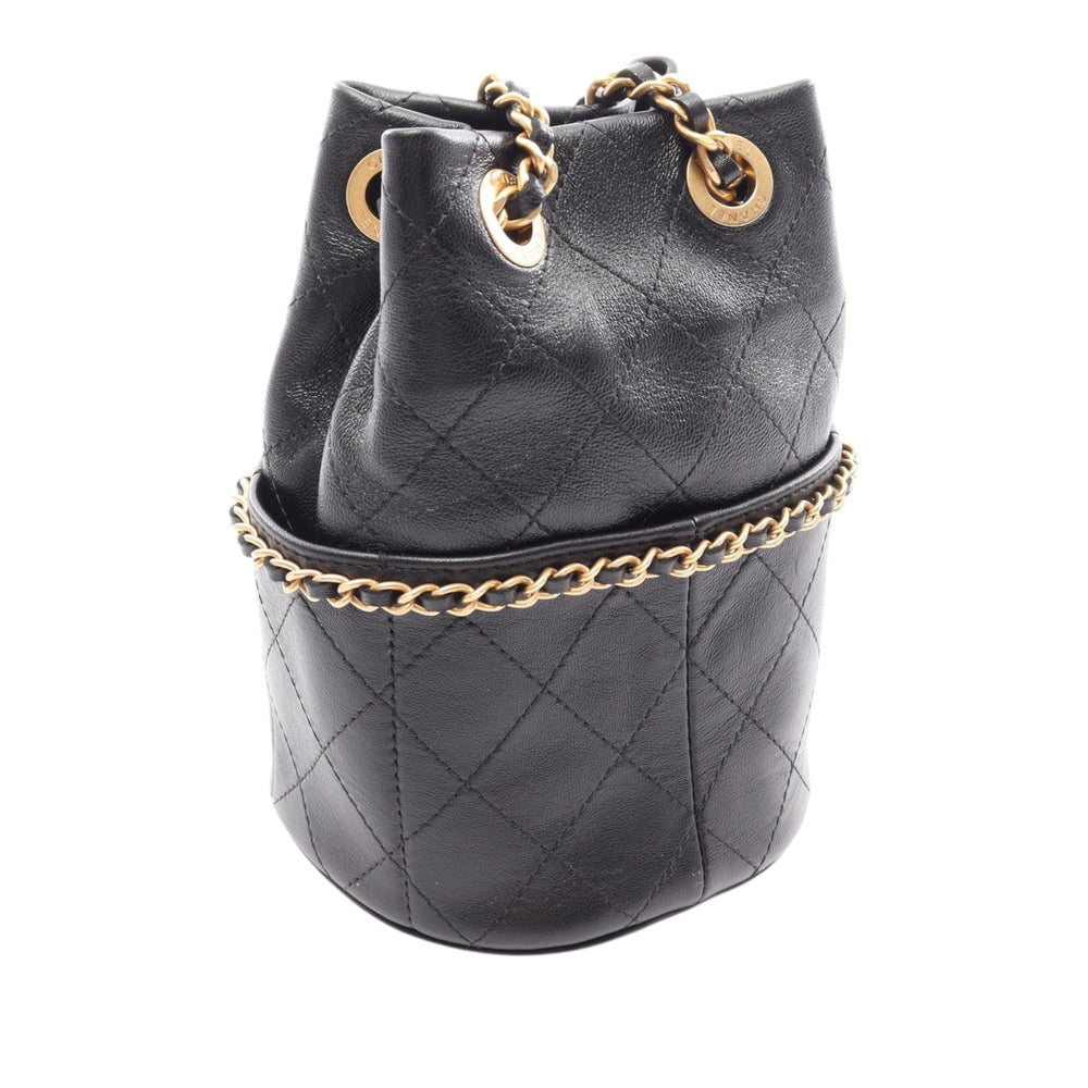Chanel CC Matelassé Sac seau Petit Cuir d'agneau Noir – vue 2 – GABY PARIS