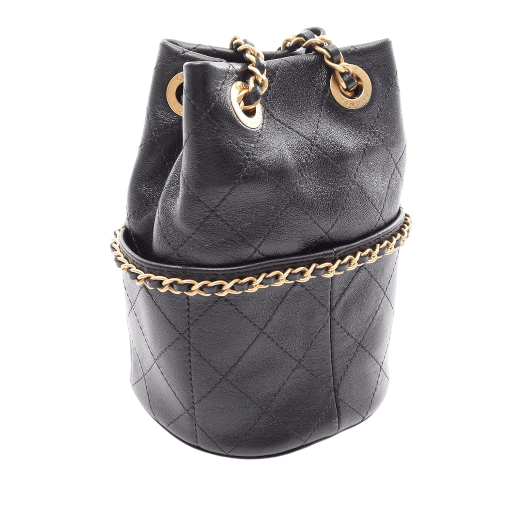 Chanel CC Matelassé Sac seau Petit Cuir d'agneau Noir – vue 2 – GABY PARIS