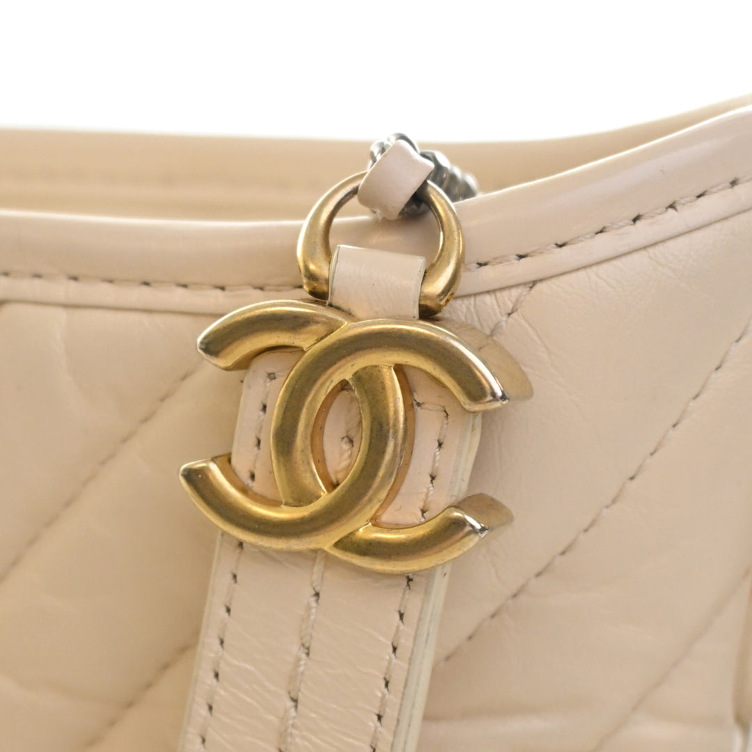 Chevron vieilli Gabrielle Hobo Petit Cuir de veau Blanc