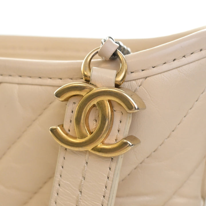 Chevron vieilli Gabrielle Hobo Petit Cuir de veau Blanc