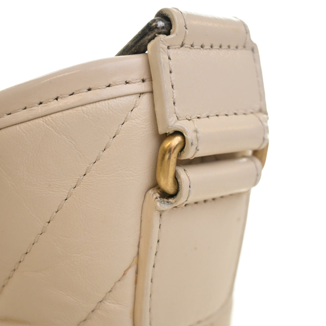Chevron vieilli Gabrielle Hobo Petit Cuir de veau Blanc