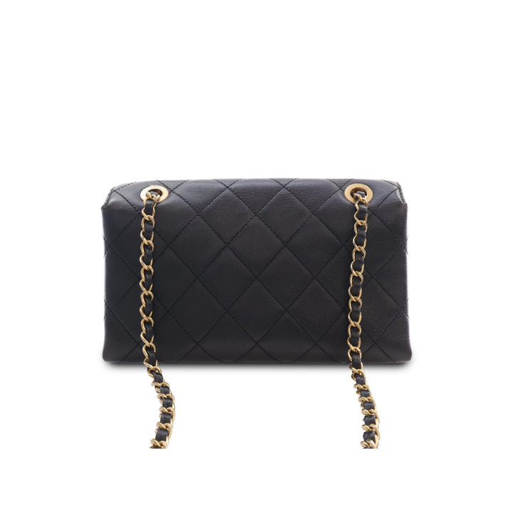 Chanel Sac porté épaule Matelassé Enchained à rabat Petit Cuir de veau Noir – vue 2 – GABY PARIS