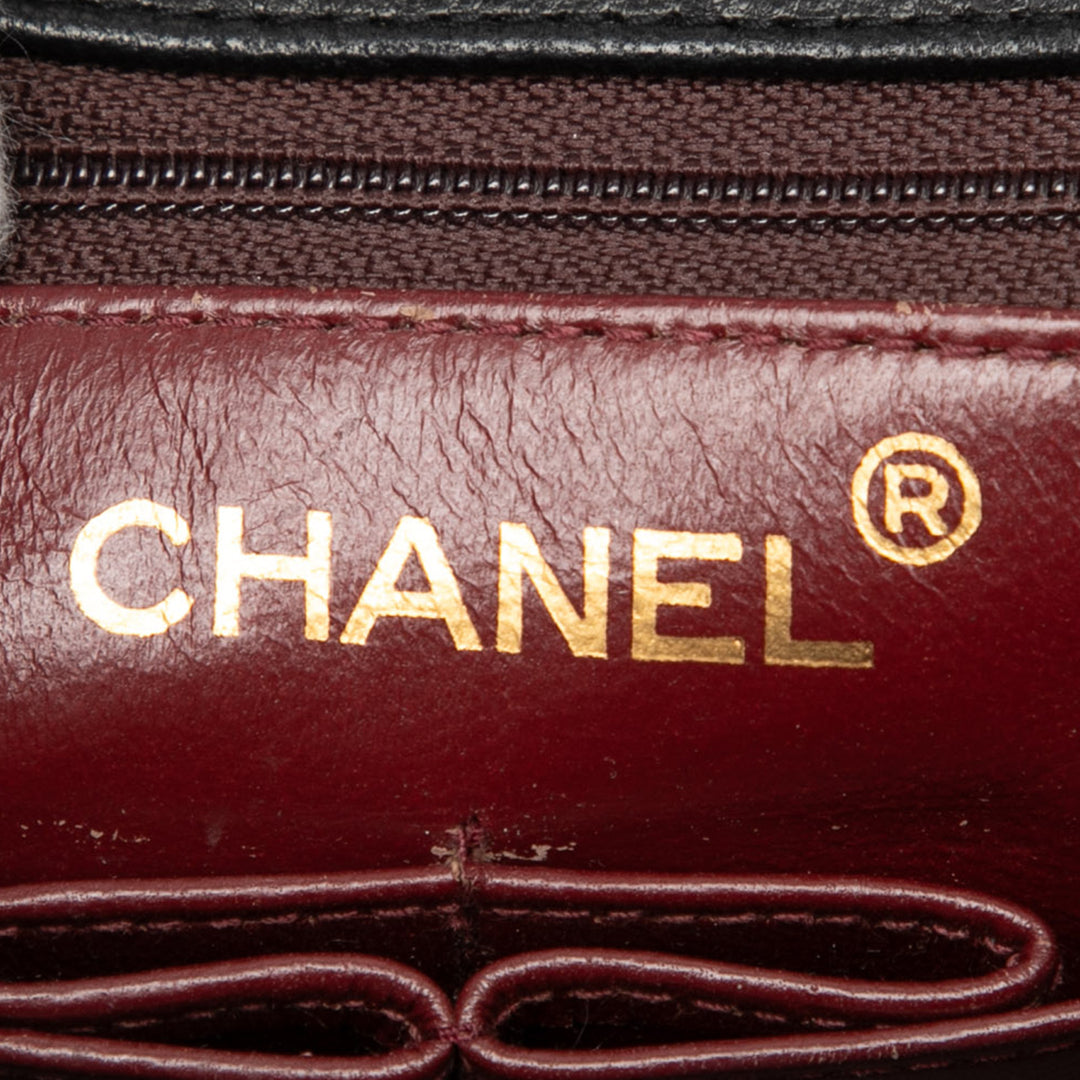 Chanel Small Square Matelassé Cuir d’agneau à rabat