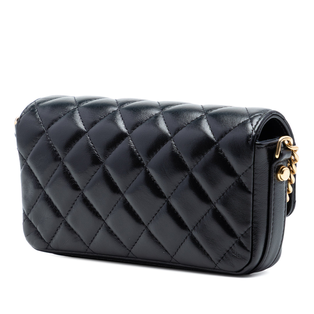 Chanel Matelassé Cuir d’agneau Giant CC à rabat Phone Holder avec chaîne