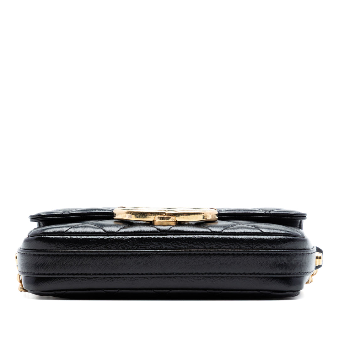 Chanel Matelassé Cuir d’agneau Giant CC à rabat Phone Holder avec chaîne