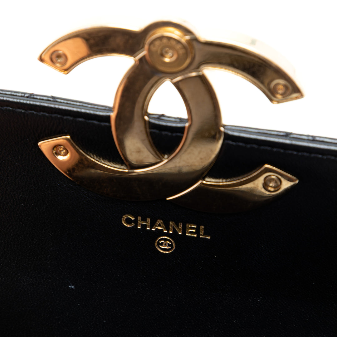 Chanel Matelassé Cuir d’agneau Giant CC à rabat Phone Holder avec chaîne