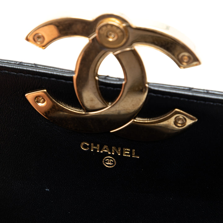 Chanel Matelassé Cuir d’agneau Giant CC à rabat Phone Holder avec chaîne