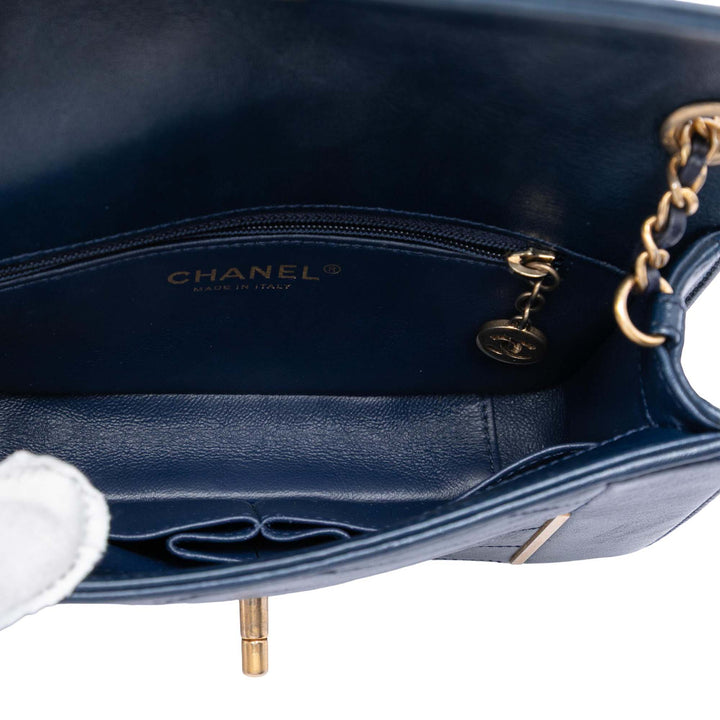 Chanel Small Reversed Chevron Cuir d’agneau à rabat