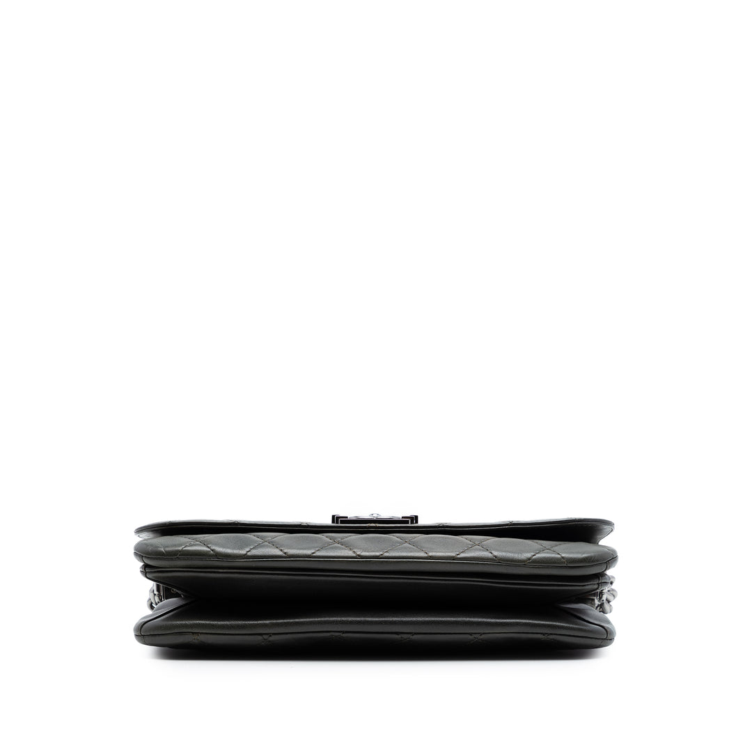 Chanel Matelassé Boy Accordion à rabat Cuir d'agneau Marron – vue 3 – GABY PARIS