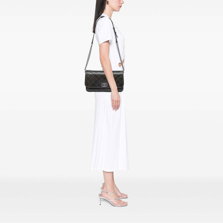Chanel Matelassé Boy Accordion à rabat Cuir d'agneau Marron – vue 6 – GABY PARIS