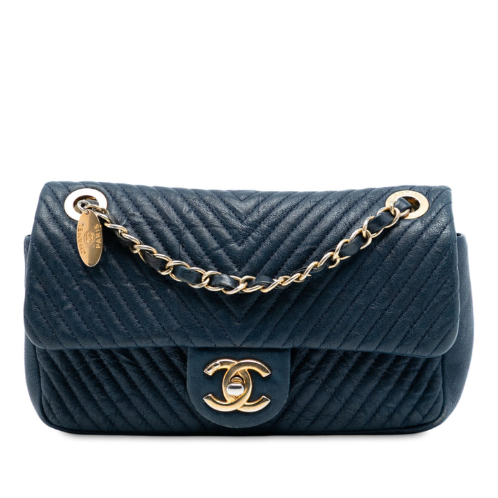 Chanel Small Chevron Wrinkled Cuir de veau Medallion Charm Surpique à rabat