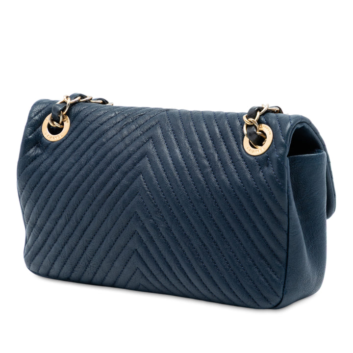 Chanel Small Chevron Wrinkled Cuir de veau Medallion Charm Surpique à rabat