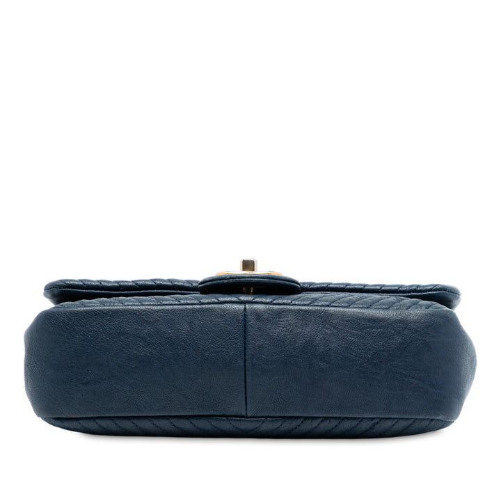 Chanel Small Chevron Wrinkled Cuir de veau Medallion Charm Surpique à rabat