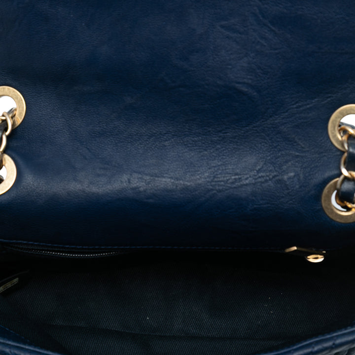 Chanel Small Chevron Wrinkled Cuir de veau Medallion Charm Surpique à rabat