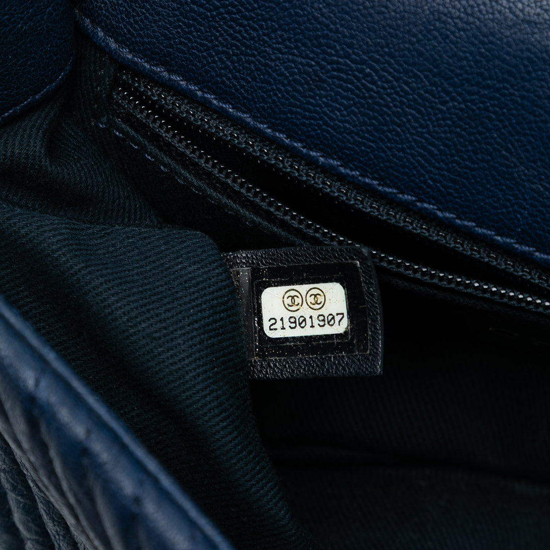 Chanel Small Chevron Wrinkled Cuir de veau Medallion Charm Surpique à rabat