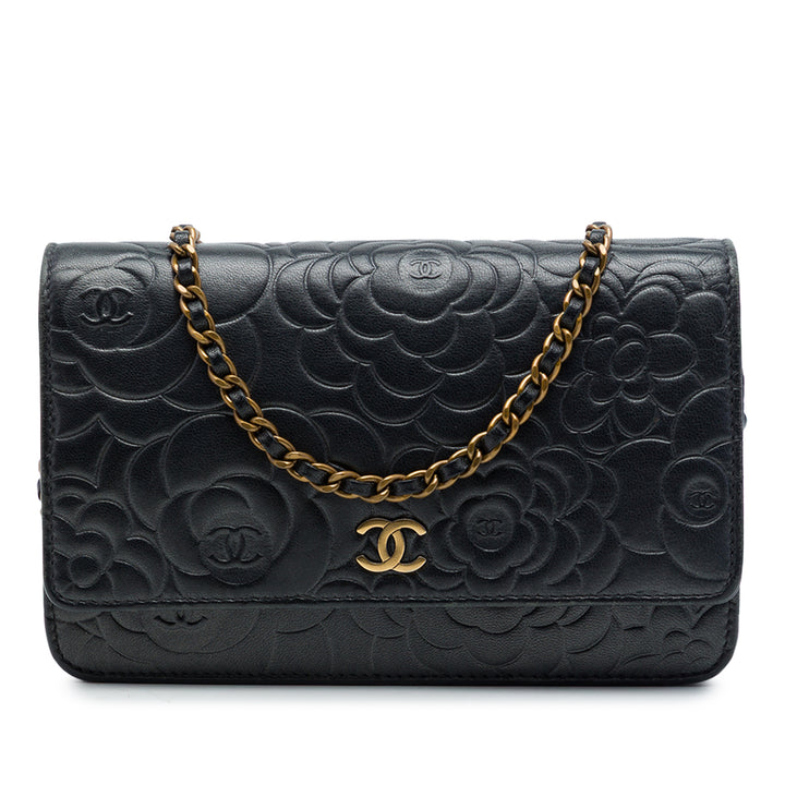 Chanel CC embossé Camellia Wallet on Chain Cuir d'agneau Noir – vue principale – GABY PARIS