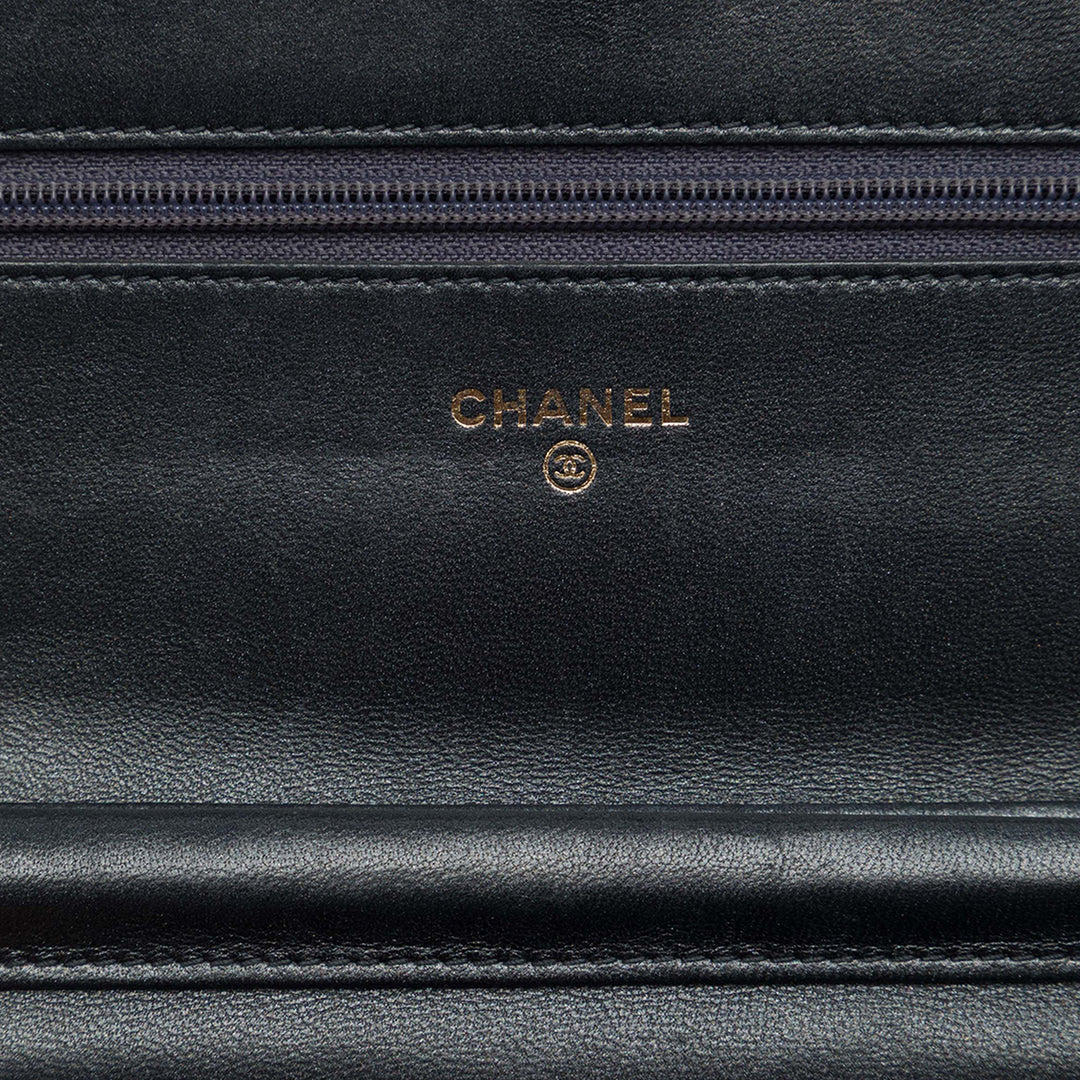 Chanel CC embossé Camellia Wallet on Chain Cuir d'agneau Noir – vue 5 – GABY PARIS