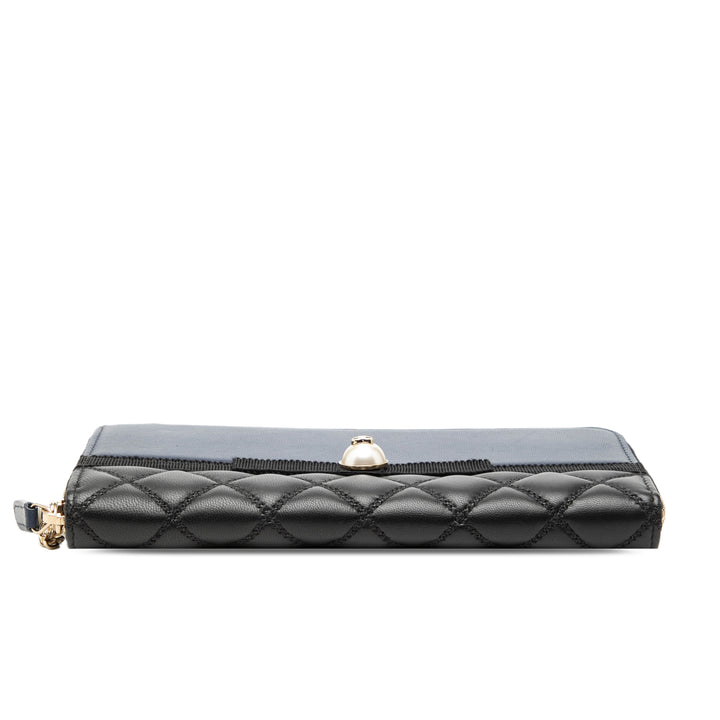 Chanel Bicolor Matelassé Cuir d’agneau Perles fantaisie Ribbon Portefeuille long