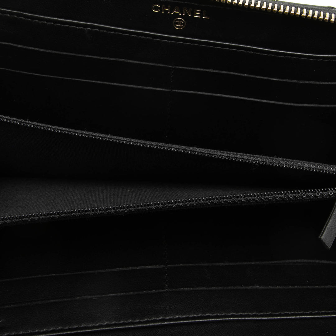 Chanel Bicolor Matelassé Cuir d’agneau Perles fantaisie Ribbon Portefeuille long