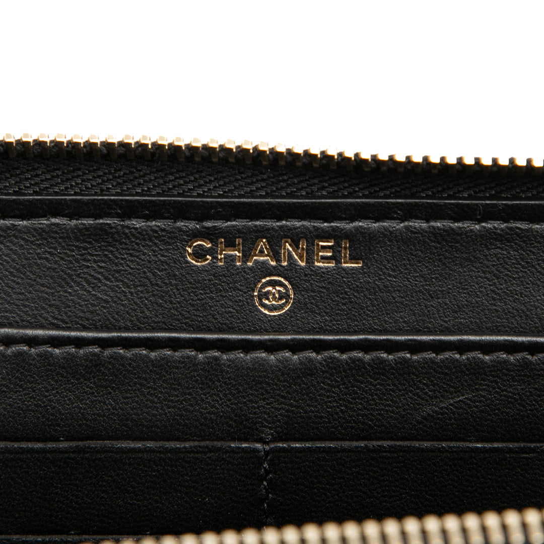 Chanel Bicolor Matelassé Cuir d’agneau Perles fantaisie Ribbon Portefeuille long