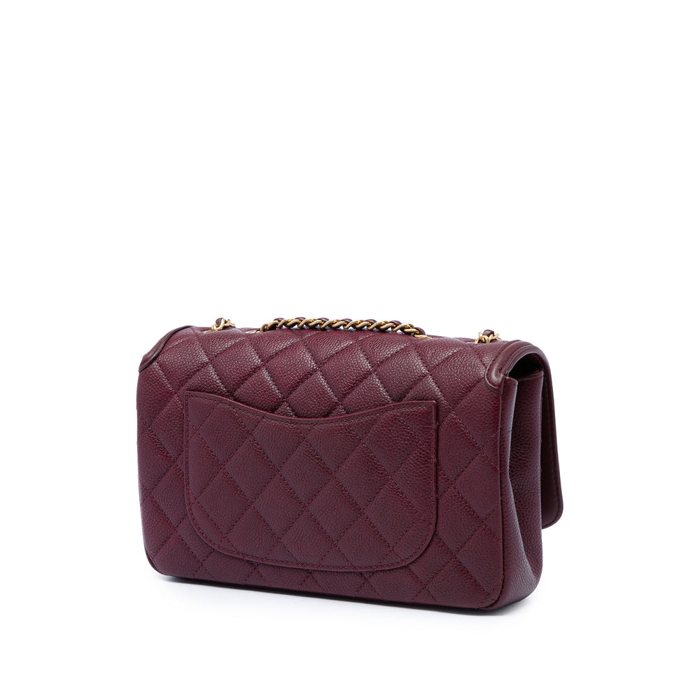 Chanel Matelassé CC Filigree à rabat Petit Cuir caviar Rouge – vue 2 – GABY PARIS