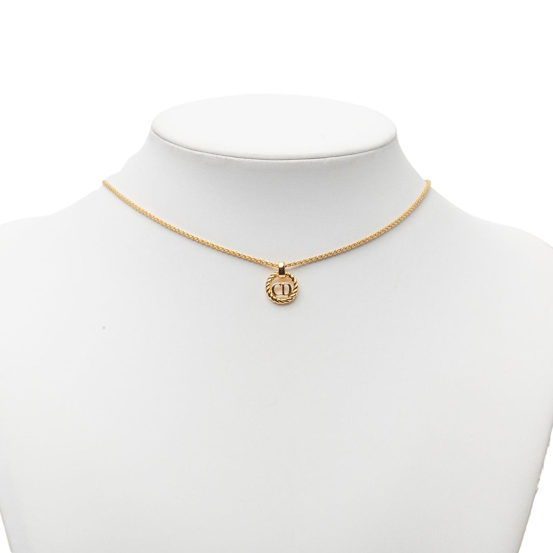 Dior plaqué CD Logo Twisted Rond Pendant Collier Doré – vue 5 – GABY PARIS