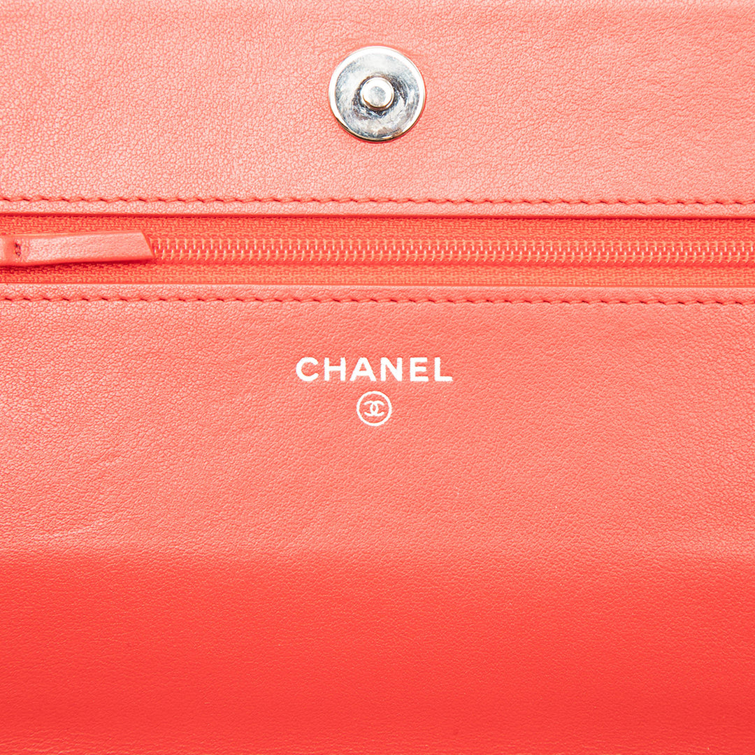 Chanel CC embossé Cuir d’agneau Camellia Wallet on Chain