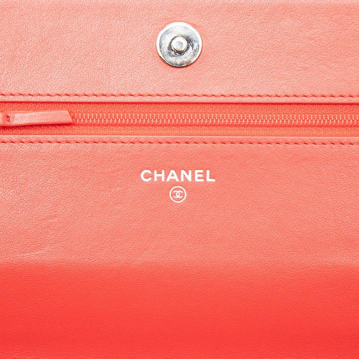 Chanel CC embossé Cuir d’agneau Camellia Wallet on Chain