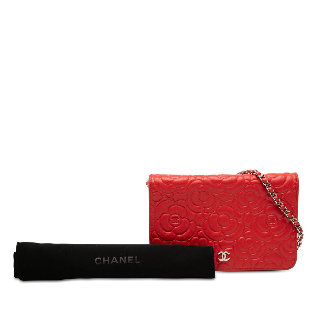 Chanel CC embossé Cuir d’agneau Camellia Wallet on Chain