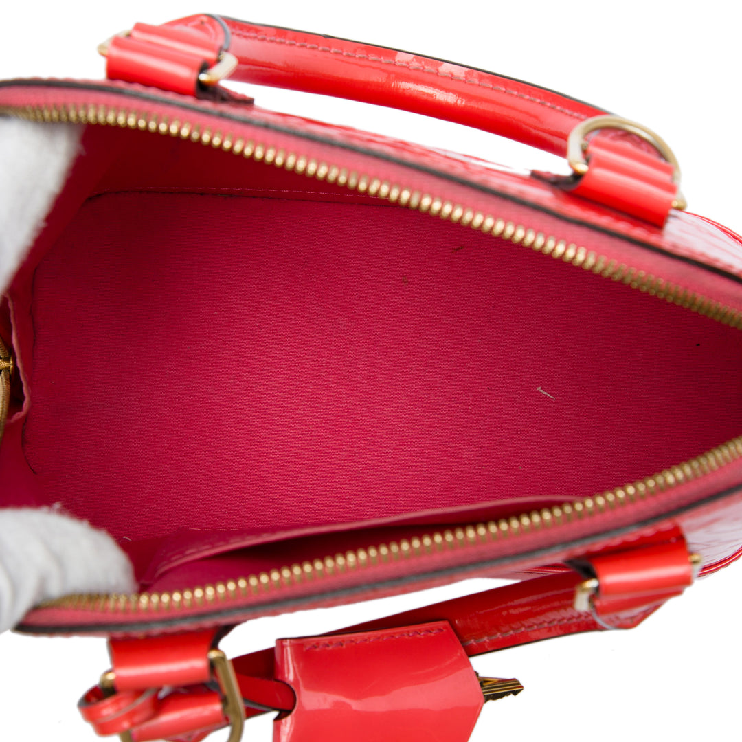 Louis Vuitton Alma BB Cuir verni Monogram Rouge – vue 4 – GABY PARIS