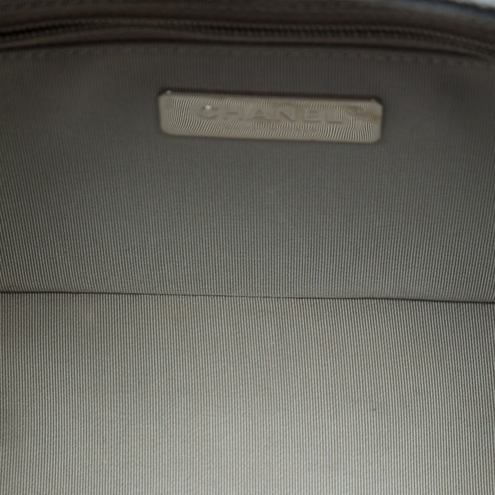 Chanel CC Matelassé Métallisé Coco Curve Vanity Petit Cuir caviar Gris
